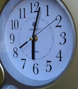 Zegar na ścianę złoty z termometrem i wilgotnościomierzem Perfect zegary na ścianę zegary do salonu zegary do biura (5).JPG