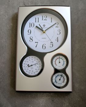 Zegar na ścianę srebrny z termometrem i wilgotnościomierzem Perfect QG17-SILVER.  Zegar ścienny srebrny  termometrem i wilgotnościomierzem Perfect zegary na ścianę zegary do salonu zegary do biura (2).JPG
