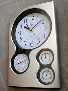 Zegar na ścianę srebrny z termometrem i wilgotnościomierzem Perfect QG17-SILVER.  Zegar ścienny srebrny  termometrem i wilgotnościomierzem Perfect zegary na ścianę zegary do salonu zegary do biura (3).JPG