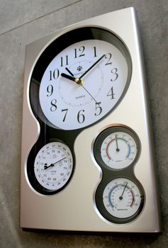 Zegar na ścianę srebrny z termometrem i wilgotnościomierzem Perfect QG17-SILVER.  Zegar ścienny srebrny  termometrem i wilgotnościomierzem Perfect zegary na ścianę zegary do salonu zegary do biura (4).JPG
