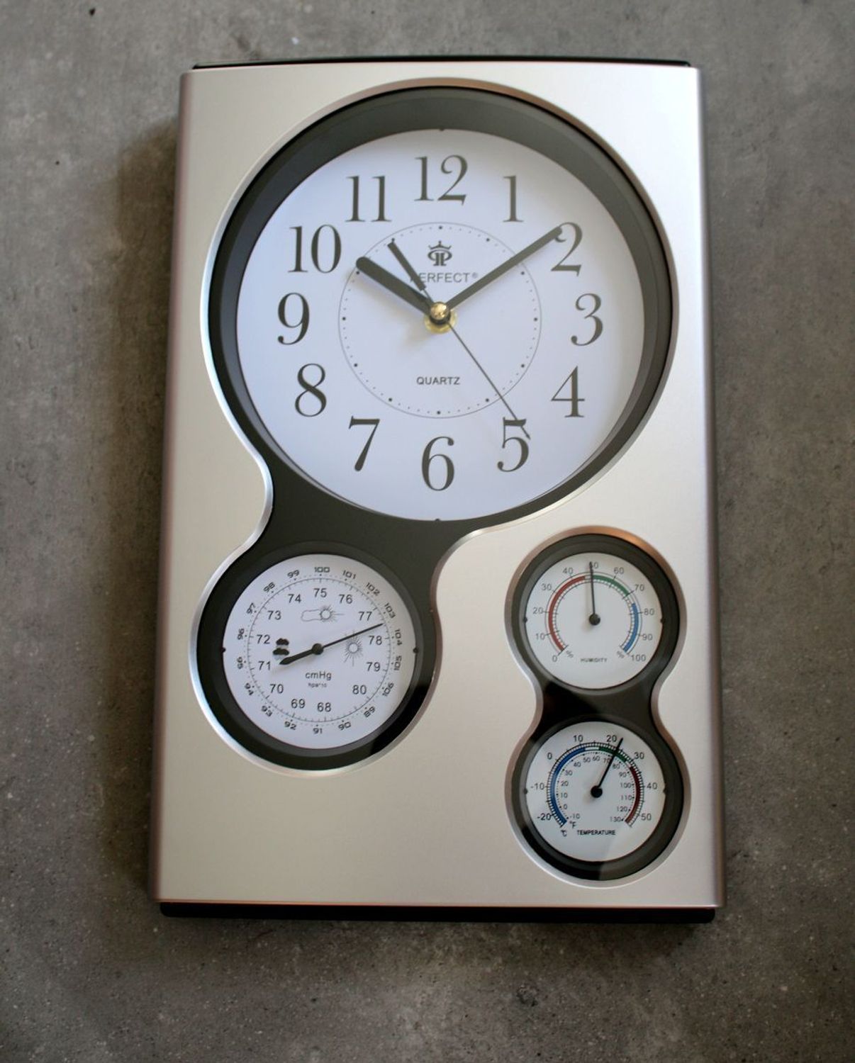 Zegar na ścianę srebrny z termometrem i wilgotnościomierzem Perfect QG17-SILVER.  Zegar ścienny srebrny  termometrem i wilgotnościomierzem Perfect zegary na ścianę zegary do salonu zegary do biura (2).JPG