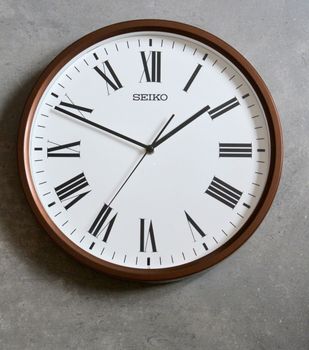 Zegar ścienny Seiko QHA009B- 31 cm. Zegar ścienny brązowy Seiko QHA009B. Zegar ścienny do salonu Seiko QHA009Bto ozdobny, prosty zegar pasujący do każdego wnętrza. Ciekawa stylizacja zegara w kolorze brązowym (1).JPG