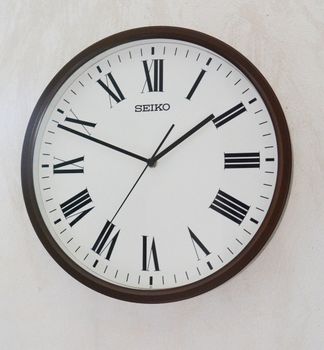 Zegar ścienny Seiko QHA009B- 31 cm. Zegar ścienny brązowy Seiko QHA009B. Zegar ścienny do salonu Seiko QHA009Bto ozdobny, prosty zegar pasujący do każdego wnętrza. Ciekawa stylizacja zegara w kolorze brązowym (3).JPG