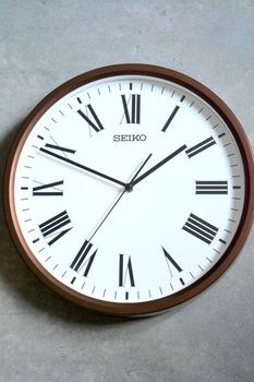 Zegar ścienny Seiko QHA009B- 31 cm. Zegar ścienny brązowy Seiko QHA009B. Zegar ścienny do salonu Seiko QHA009Bto ozdobny, prosty zegar pasujący do każdego wnętrza. Ciekawa stylizacja zegara w kolorze brązowym (4).JPG