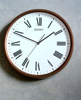 Zegar ścienny Seiko QHA009B- 31 cm. Zegar ścienny brązowy Seiko QHA009B. Zegar ścienny do salonu Seiko QHA009Bto ozdobny, prosty zegar pasujący do każdego wnętrza. Ciekawa stylizacja zegara w kolorze brązowym (5).JPG
