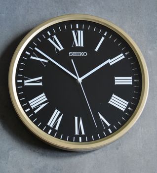 Zegar ścienny złoto czarny Seiko QHA009G- 31 cm. Zegar ścienny złoty z czarną tarczą Seiko. Zegar ścienny do salonu Seiko QHA009G to ozdobny, prosty zegar pasujący do każdego wnętrza. Ciekawa stylizacja zegara w kolorze złotym (1).JPG