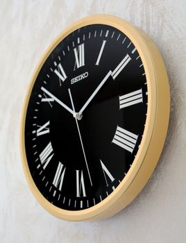 Zegar ścienny złoto czarny Seiko QHA009G- 31 cm. Zegar ścienny złoty z czarną tarczą Seiko. Zegar ścienny do salonu Seiko QHA009G to ozdobny, prosty zegar pasujący do każdego wnętrza. Ciekawa stylizacja zegara w kolorze złotym (3).JPG