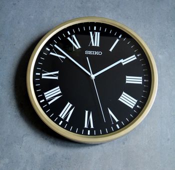 Zegar ścienny złoto czarny Seiko QHA009G- 31 cm. Zegar ścienny złoty z czarną tarczą Seiko. Zegar ścienny do salonu Seiko QHA009G to ozdobny, prosty zegar pasujący do każdego wnętrza. Ciekawa stylizacja zegara w kolorze złotym (6).JPG