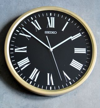 Zegar ścienny złoto czarny Seiko QHA009G- 31 cm. Zegar ścienny złoty z czarną tarczą Seiko. Zegar ścienny do salonu Seiko QHA009G to ozdobny, prosty zegar pasujący do każdego wnętrza. Ciekawa stylizacja zegara w kolorze złotym (7).JPG