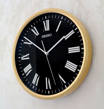Zegar ścienny złoto czarny Seiko QHA009G- 31 cm. Zegar ścienny złoty z czarną tarczą Seiko. Zegar ścienny do salonu Seiko QHA009G to ozdobny, prosty zegar pasujący do każdego wnętrza. Ciekawa stylizacja zegara w kolorze złotym.JPG