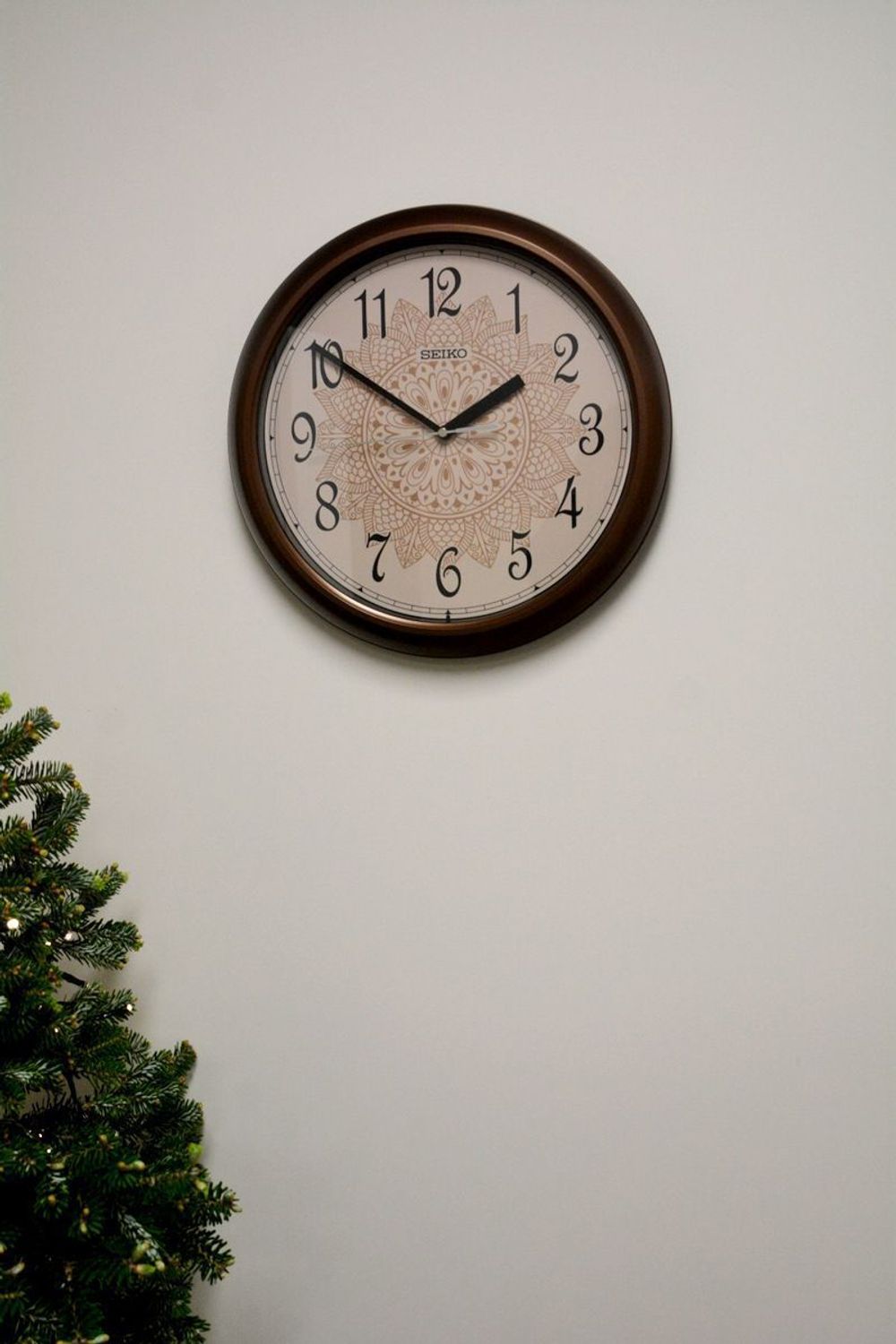 Zegar ścienny Seiko QHA018B – 33 cm, brąz, wzorzysta tarcza.jpg