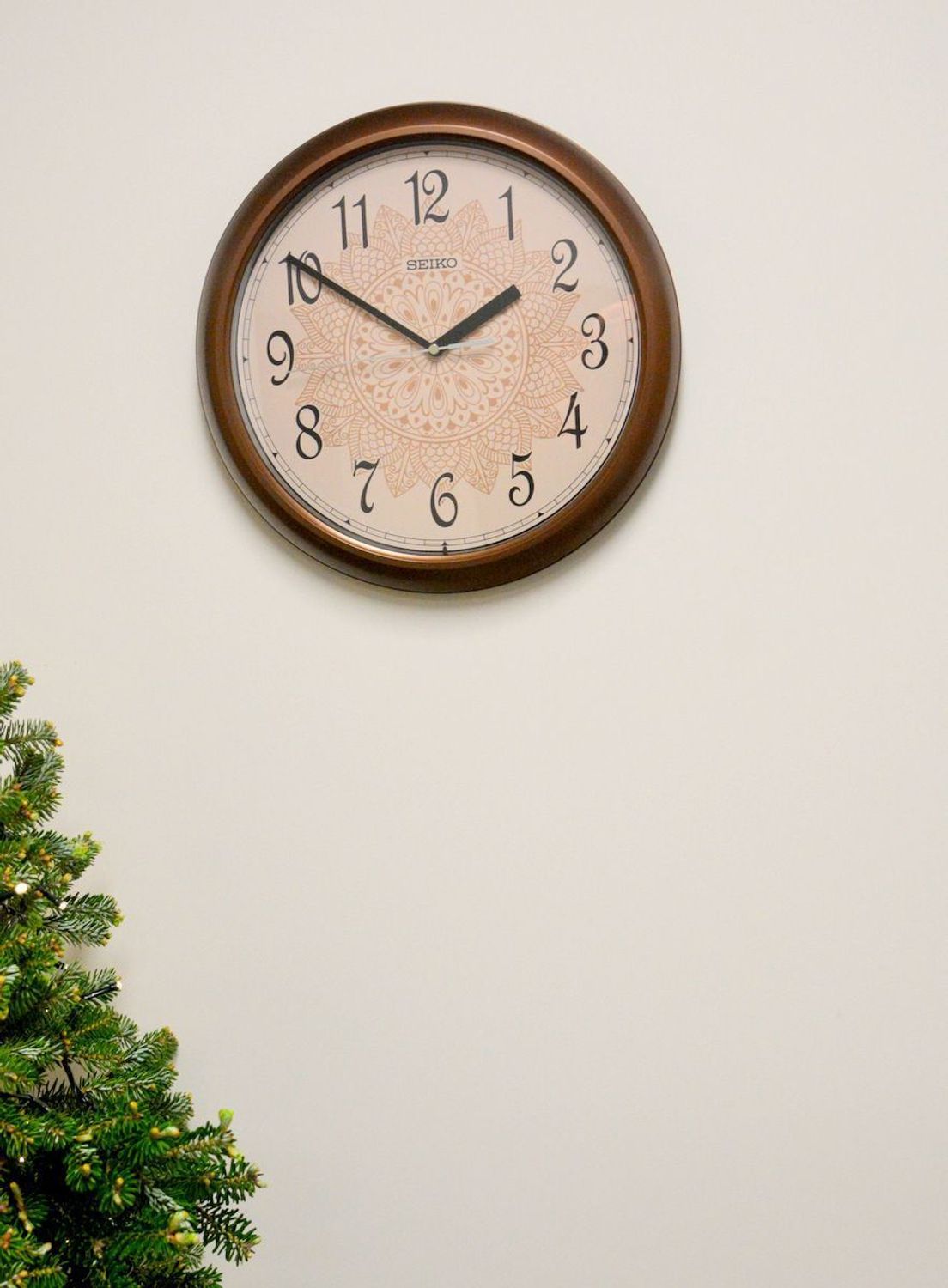 Zegar ścienny Seiko QHA018B – 33 cm, brąz, wzorzysta tarcza.jpg
