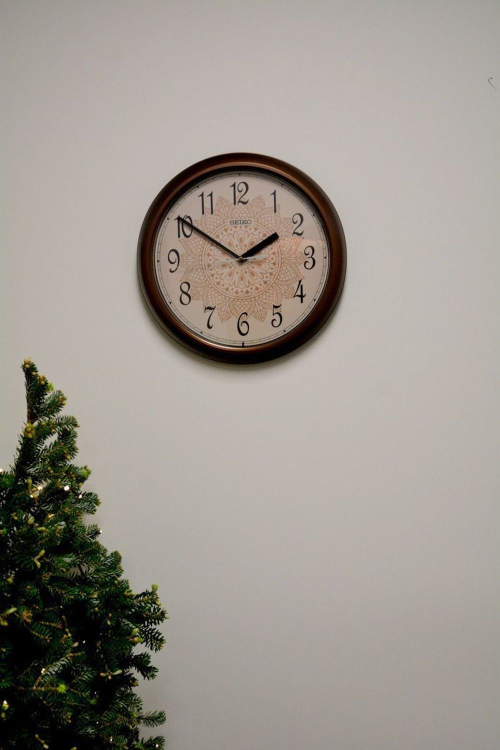 Zegar ścienny Seiko QHA018B – 33 cm, brąz, wzorzysta tarcza.jpg