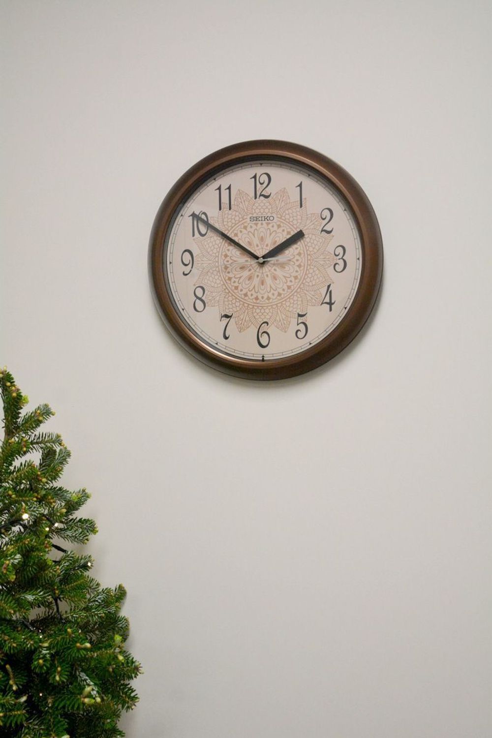 Zegar ścienny Seiko QHA018B – 33 cm, brąz, wzorzysta tarcza.jpg