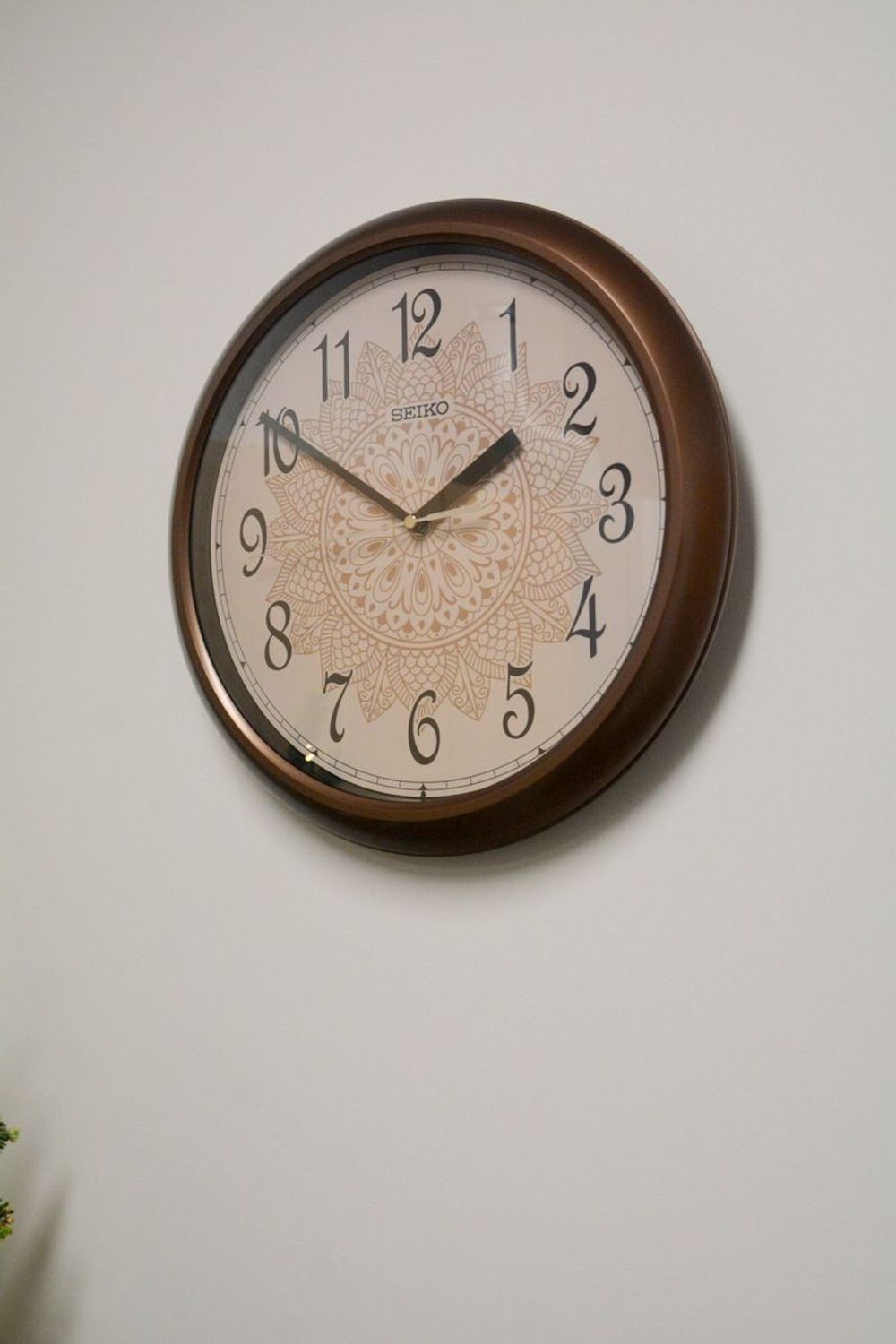 Zegar ścienny Seiko QHA018B – 33 cm, brąz, wzorzysta tarcza.jpg