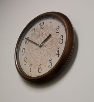 Klasyczny zegar ścienny Seiko QHA018B o średnicy 33 cm, brązowa obudowa, tarcza w kolorze kawy z mlekiem , mechanizm kwarcowy, zasilanie baterią AA (1).JPG