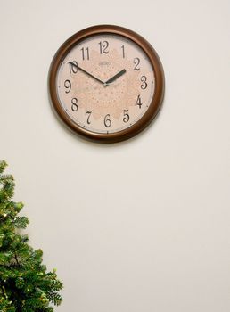 Klasyczny zegar ścienny Seiko QHA018B o średnicy 33 cm, brązowa obudowa, tarcza w kolorze kawy z mlekiem , mechanizm kwarcowy, zasilanie baterią AA (3).JPG