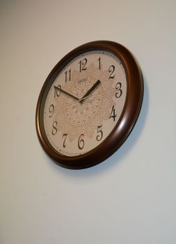 Klasyczny zegar ścienny Seiko QHA018B o średnicy 33 cm, brązowa obudowa, tarcza w kolorze kawy z mlekiem , mechanizm kwarcowy, zasilanie baterią AA (7).JPG