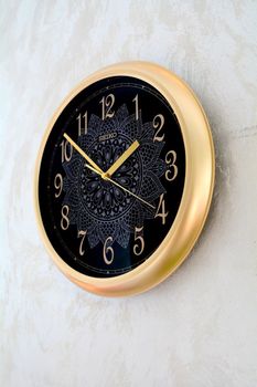 Zegar ścienny Seiko QHA018G złoty – elegancki zegar z czarną tarczą (2).JPG