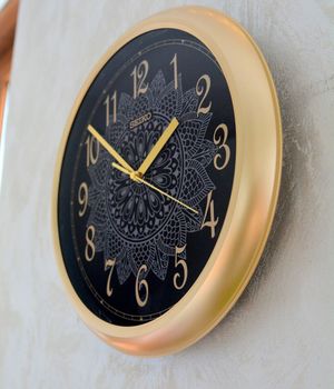 Zegar ścienny Seiko QHA018G złoty – elegancki zegar z czarną tarczą (3).JPG