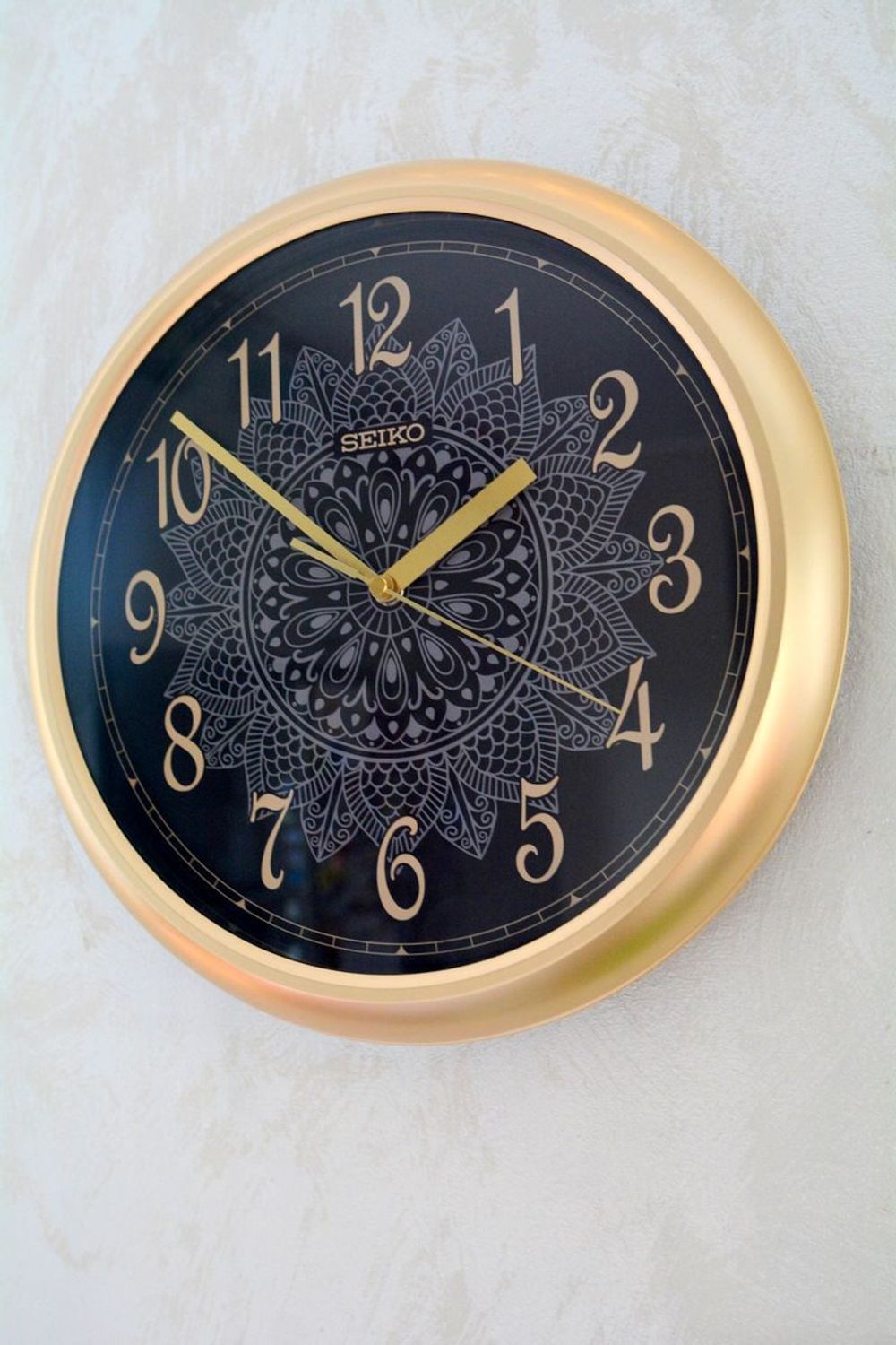 zegar-scienny-seiko-qha018g-zloty-czarna-tarcza.jpg.jpg