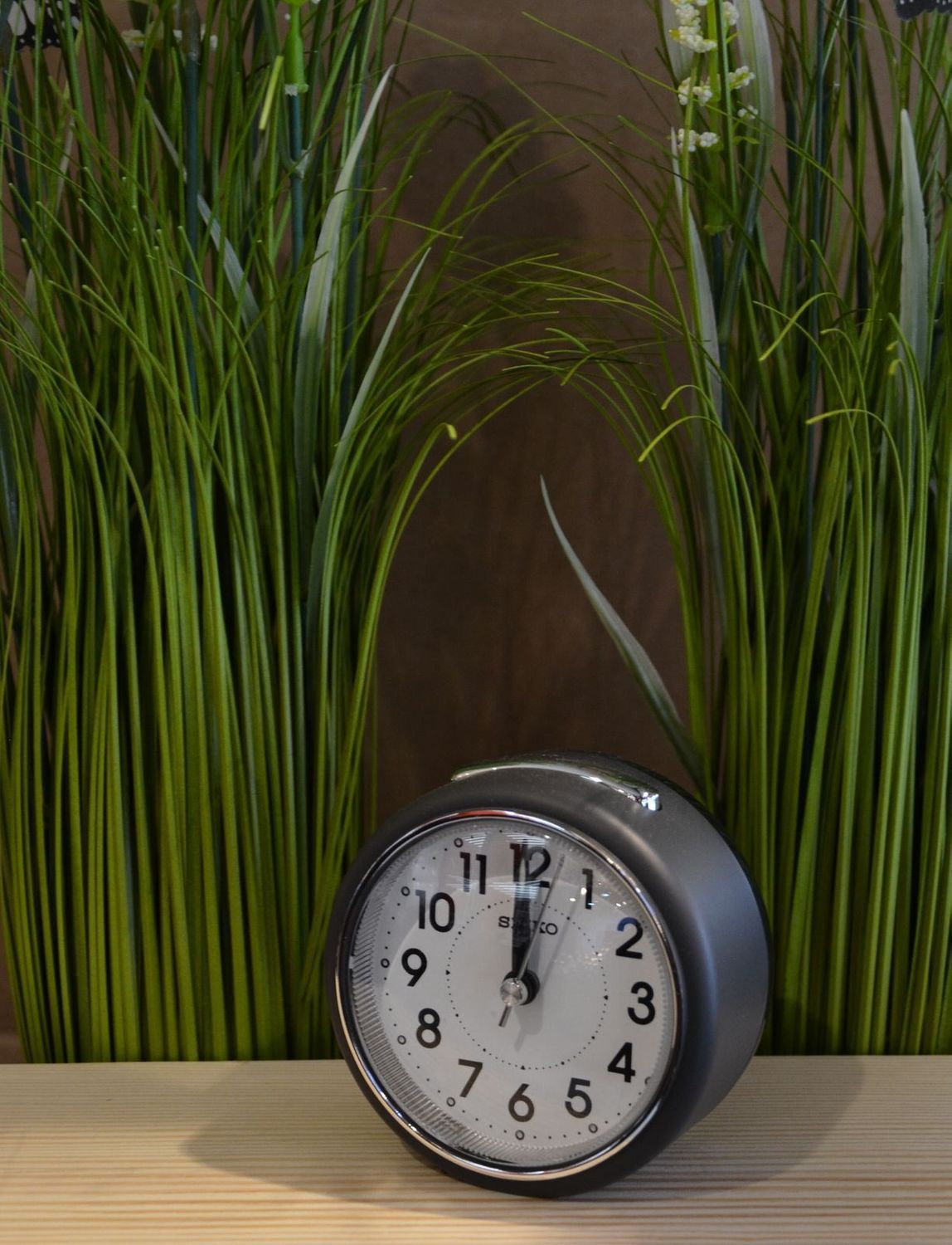 Budzik klasyczny, szary Seiko QHE125N Cichy mechanizmv.jpg