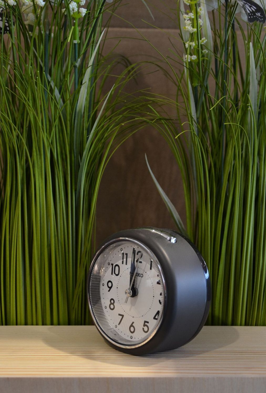 Budzik klasyczny, szary Seiko QHE125N Cichy mechanizmv.jpg