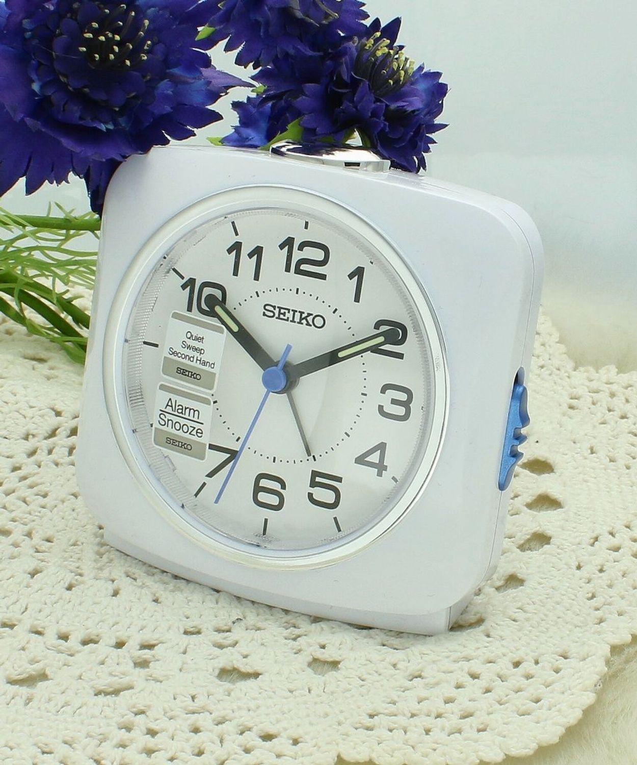 Seiko QHE194W  Cichy Budzik Analogowy – Snooze, Podświetlenie, Płynący Sekundnik.jpg