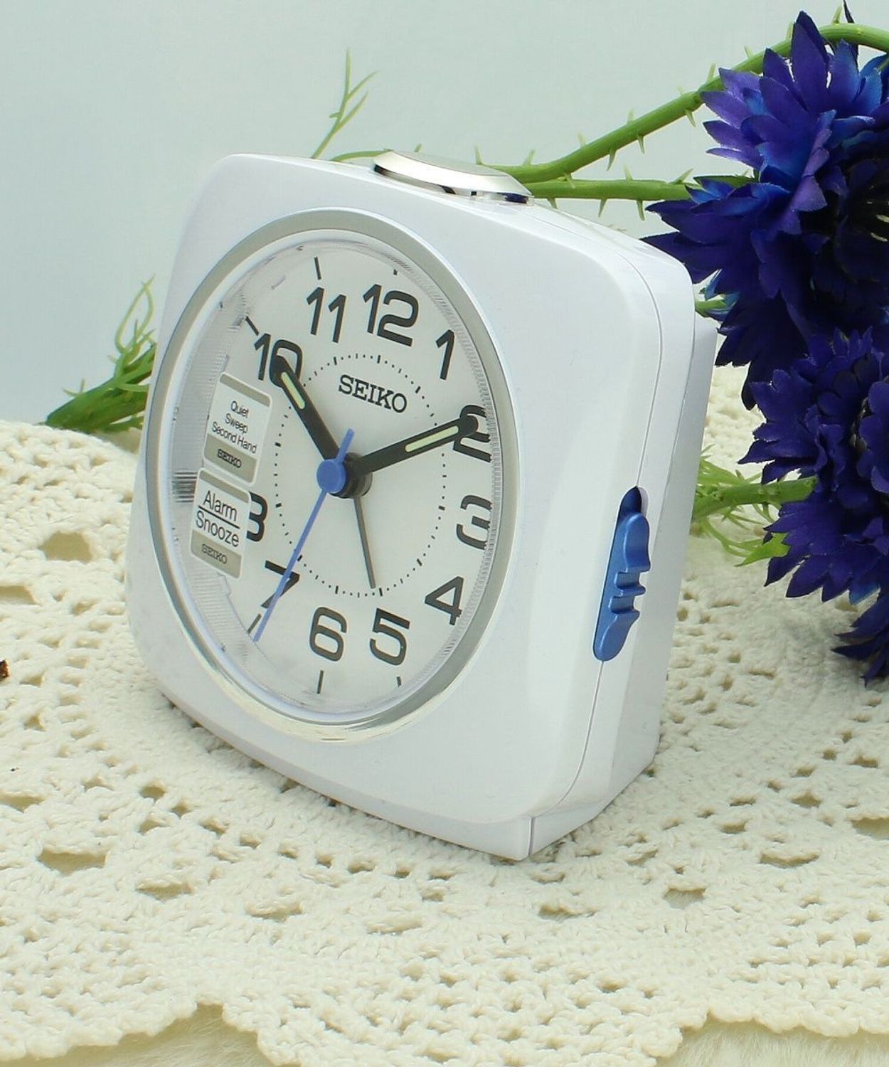 Seiko QHE194W  Cichy Budzik Analogowy – Snooze, Podświetlenie, Płynący Sekundnik.jpg