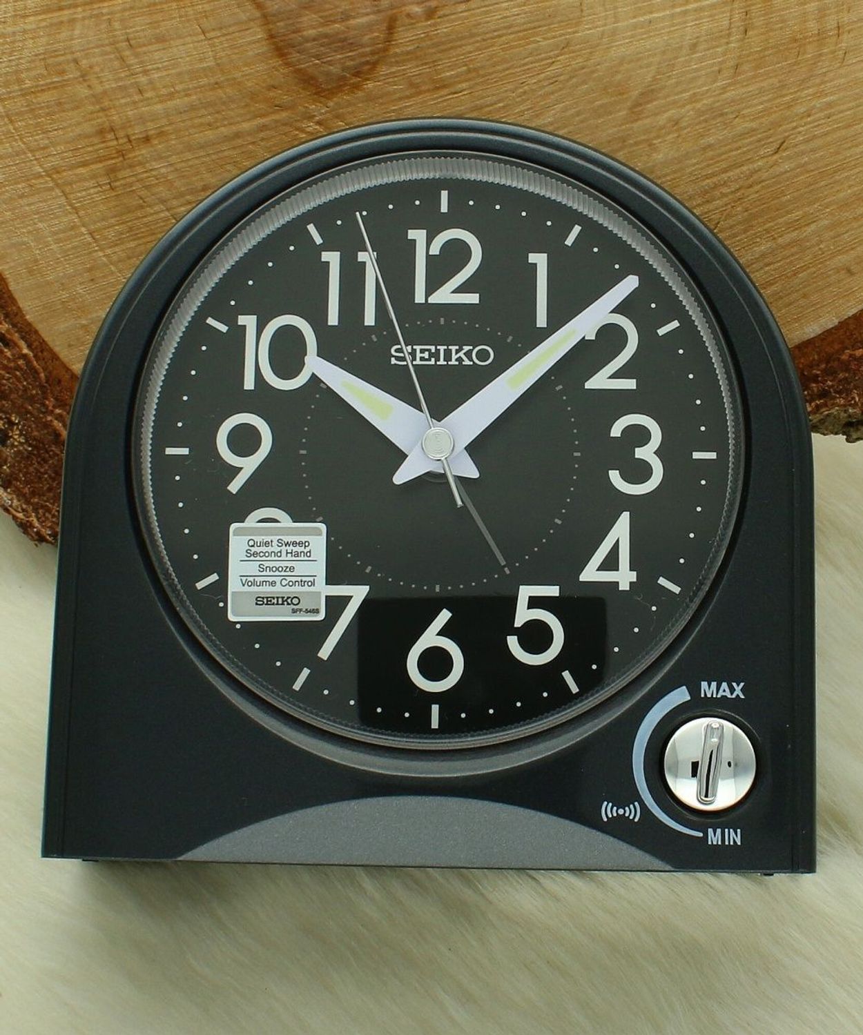 Budzik Seiko QHE204K czarny nowoczesny, kwarcowy z podświetleniem i drzemką.jpg