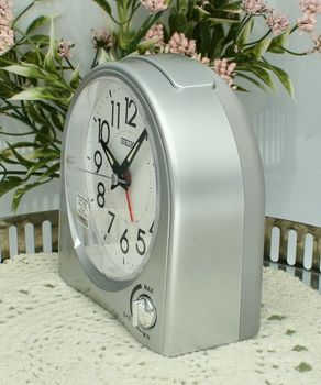 Budzik Seiko QHE204S srebrny - cichy, płynący sekundnik, drzemka, podświetlenie  11,7×11,5 cm bok.jpg