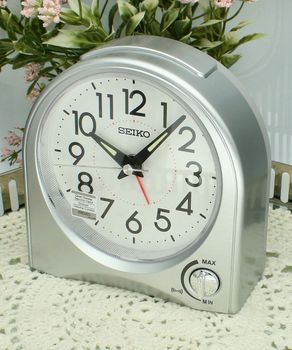 Budzik Seiko QHE204S srebrny - cichy, płynący sekundnik, drzemka, podświetlenie  11,7×11,5 cm budzik.jpg
