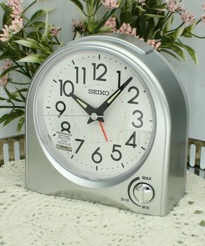 Budzik Seiko QHE204S srebrny - cichy, płynący sekundnik, drzemka, podświetlenie  11,7×11,5 cm srebrny.jpg