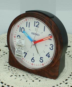 Seiko QHE210Z Budzik Analogowy Retro – Cichy, Podświetlenie, Drzemka drewno budzik.jpg