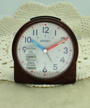 Seiko QHE210Z Budzik Analogowy Retro – Cichy, Podświetlenie, Drzemka drewno red-blue.jpg