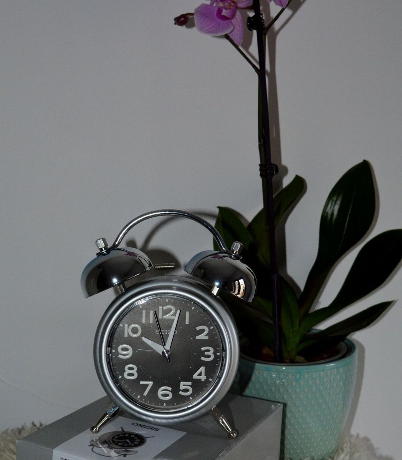 Budzik retro marki SEIKO QHK051A cichy mechanizm, głośny alarm.jpg