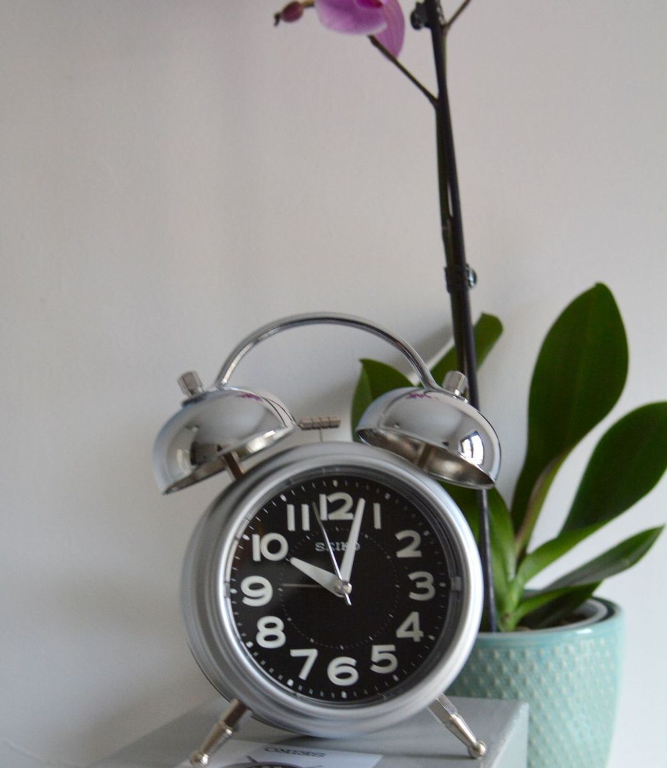 Budzik retro marki SEIKO QHK051A cichy mechanizm, głośny alarm.jpg