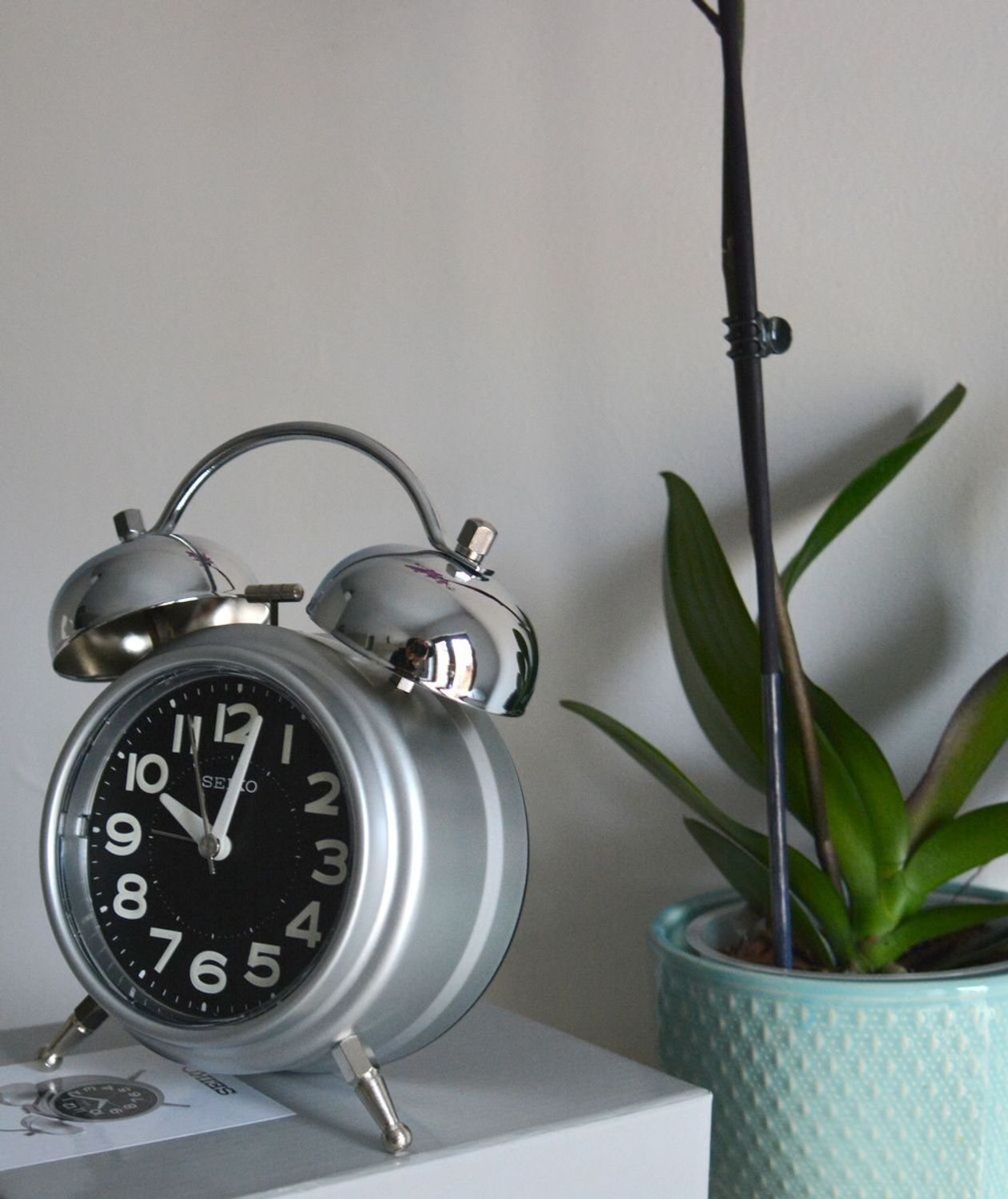 Budzik retro marki SEIKO QHK051A cichy mechanizm, głośny alarm.jpg