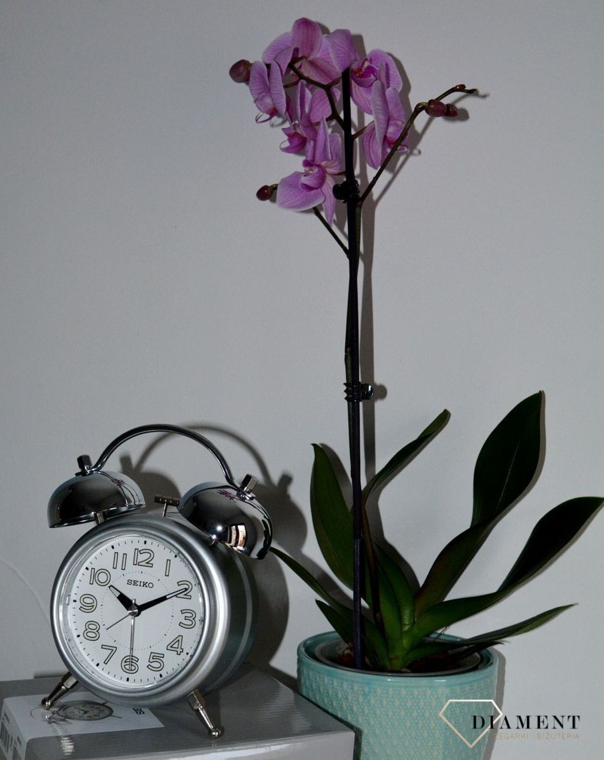 Budzik retro marki SEIKO QHK051S cichy mechanizm, głośny alarm.jpg