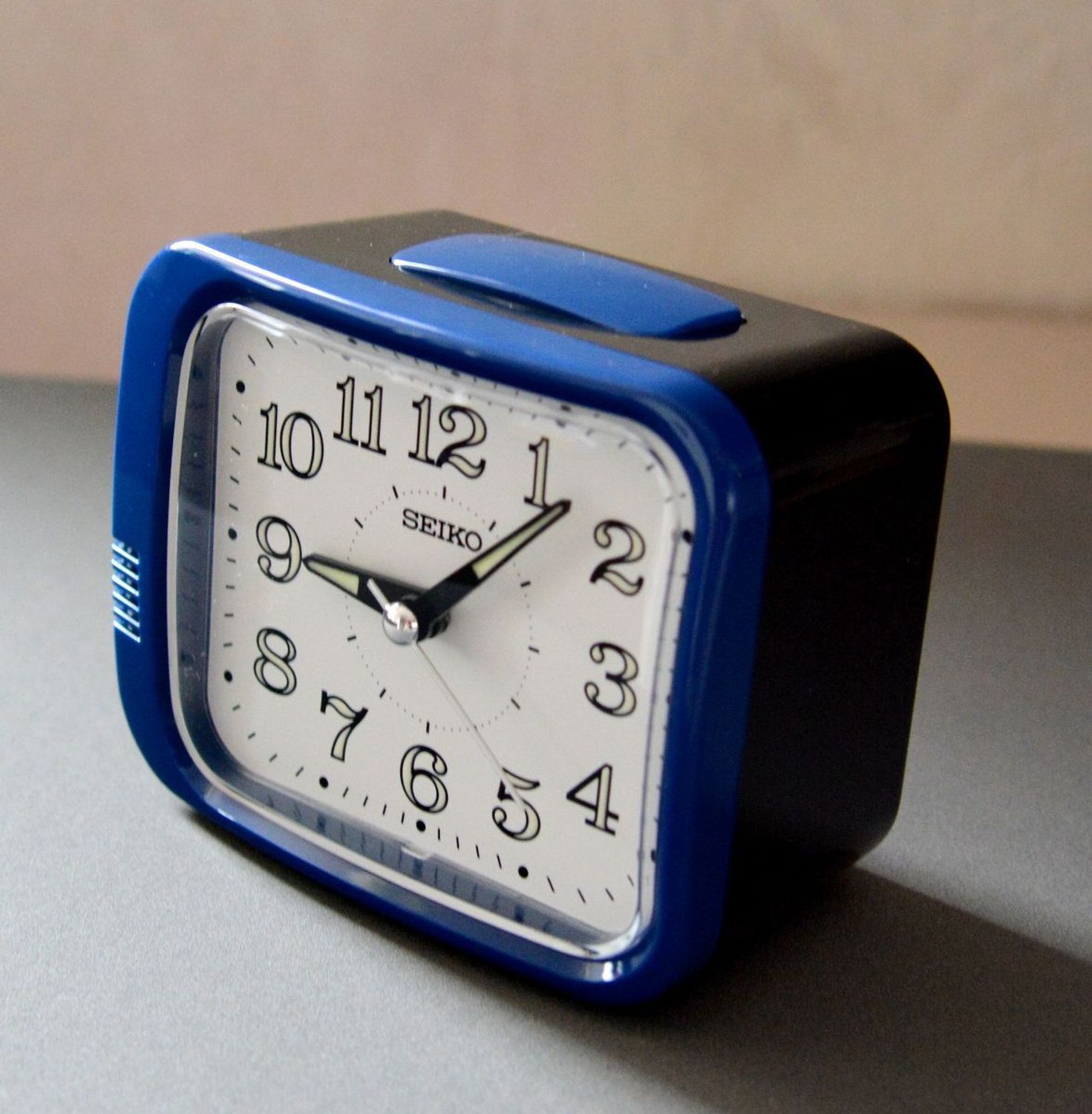 Budzik SEIKO klasyczny z mechanicznym dzwonkiem Granatowy QHK058L.jpg
