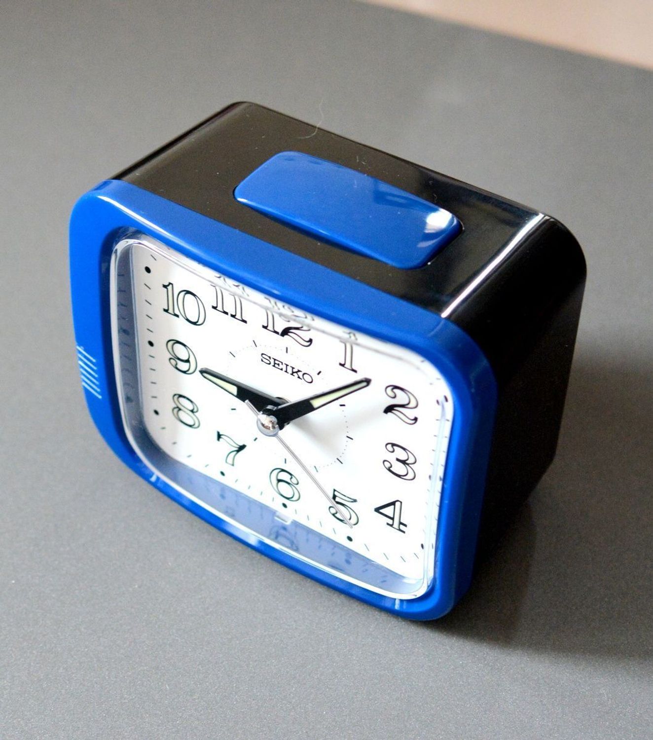 Budzik SEIKO klasyczny z mechanicznym dzwonkiem Granatowy QHK058L.jpg