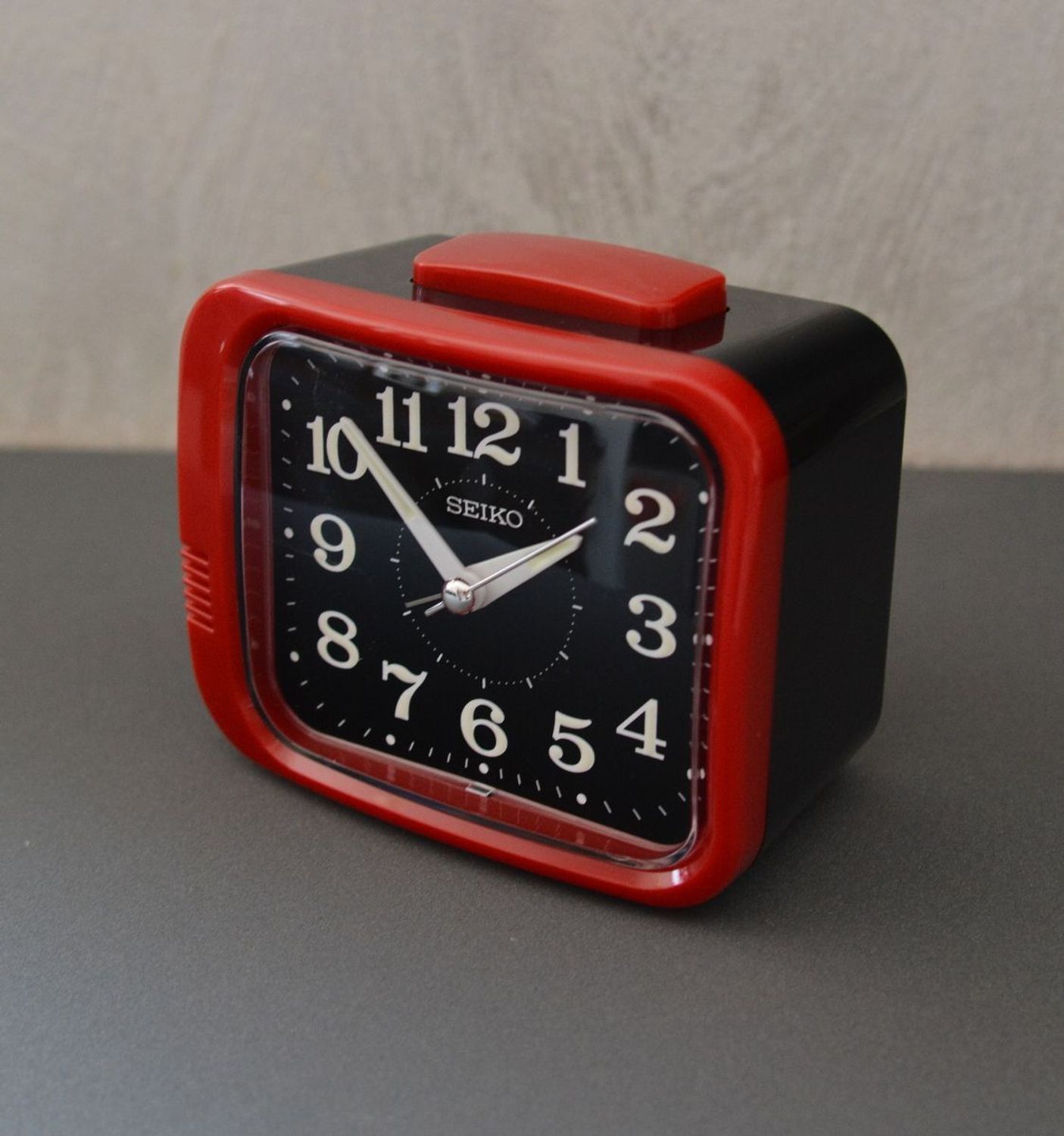 Budzik SEIKO klasyczny z mechanicznym dzwonkiem QHK058Rdd.jpg