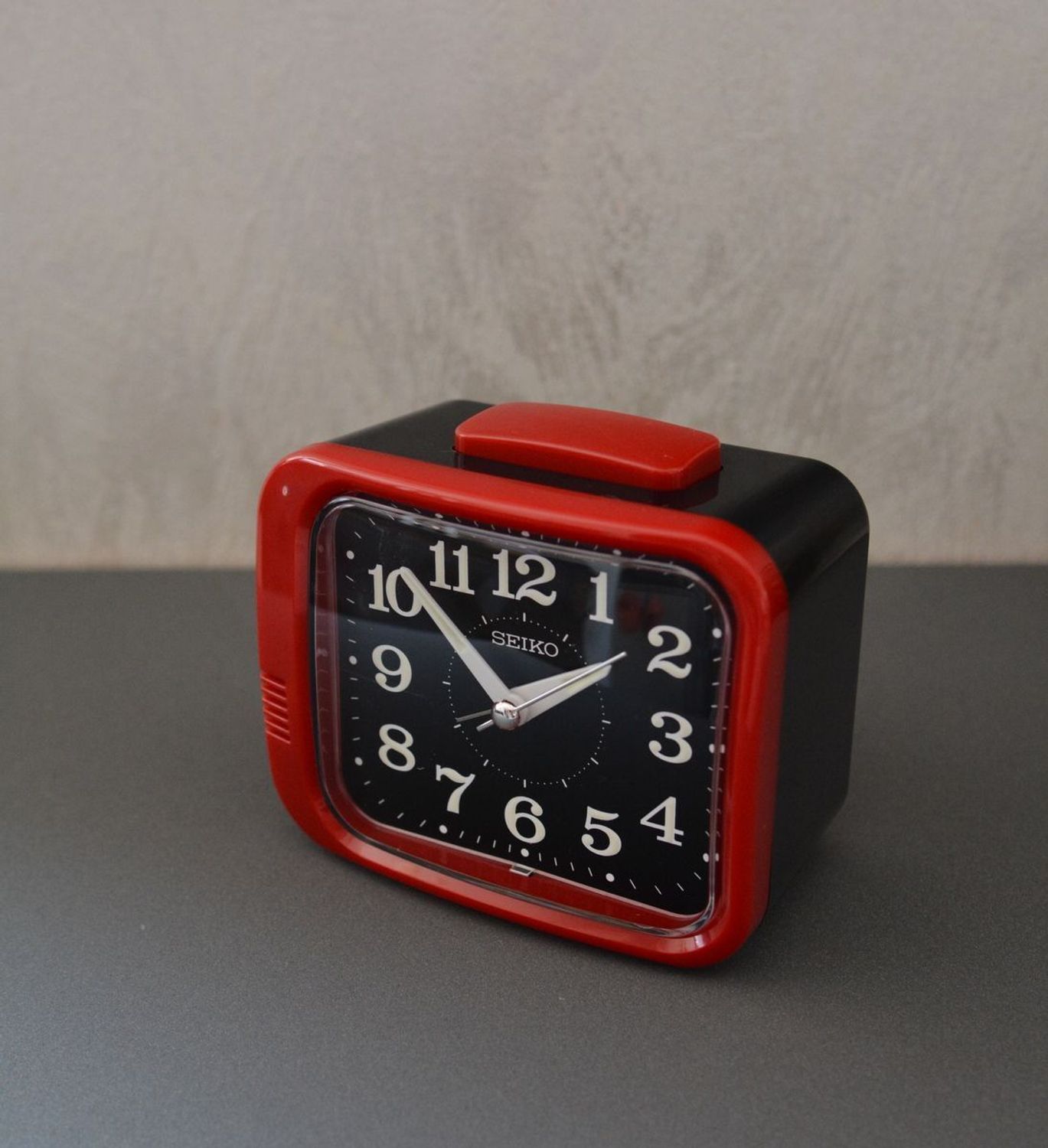 Budzik SEIKO klasyczny z mechanicznym dzwonkiem QHK058Rdd.jpg