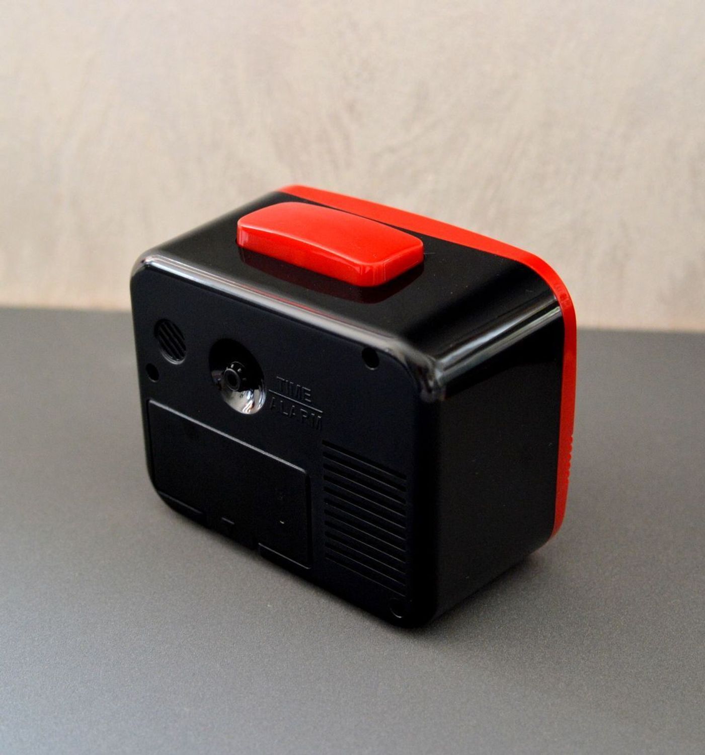 Budzik SEIKO klasyczny z mechanicznym dzwonkiem QHK058Rdd.jpg