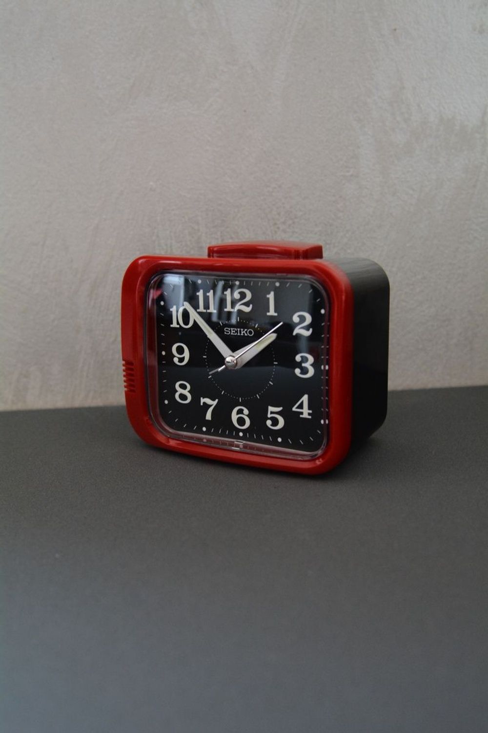 Budzik SEIKO klasyczny z mechanicznym dzwonkiem QHK058Rdd.jpg