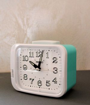 Budzik SEIKO klasyczny z mechanicznym dzwonkiem Tiffany Blue QHK058W. Tiffany Blue najmodniejszy kolor. Budzik z czytelną tarczą. Klasyczny budzik o prostej, prostokątnej obudowie (5).JPG