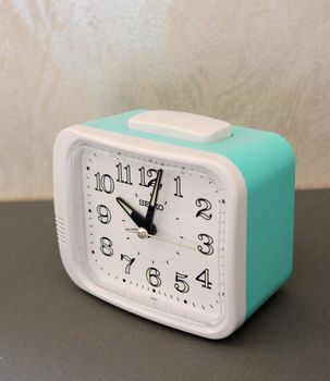 Budzik SEIKO klasyczny z mechanicznym dzwonkiem Tiffany Blue QHK058W. Tiffany Blue najmodniejszy kolor. Budzik z czytelną tarczą. Klasyczny budzik o prostej, prostokątnej obudowie (6).JPG