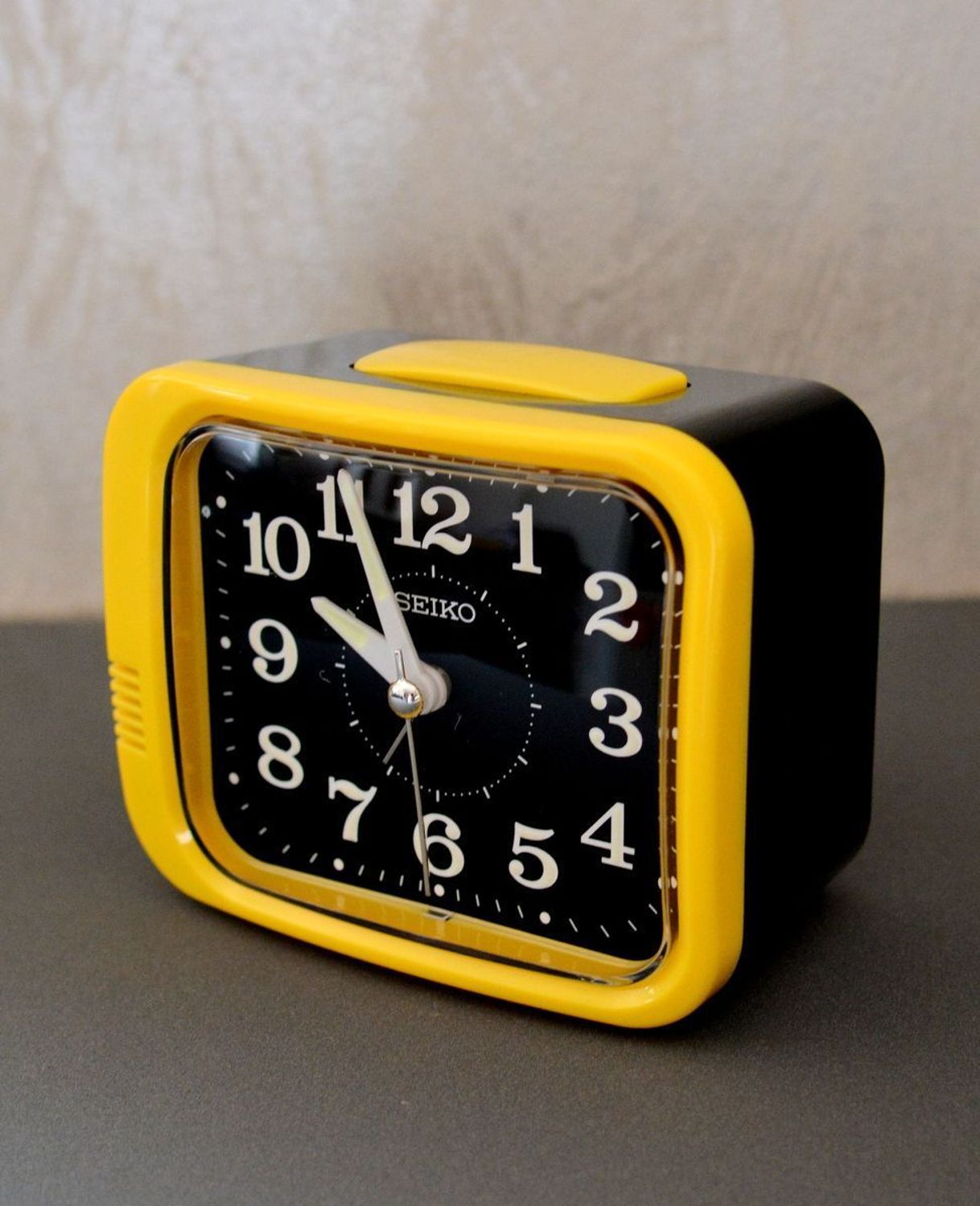 Budzik SEIKO klasyczny z mechanicznym dzwonkiem żółty QHK058Y.jpg