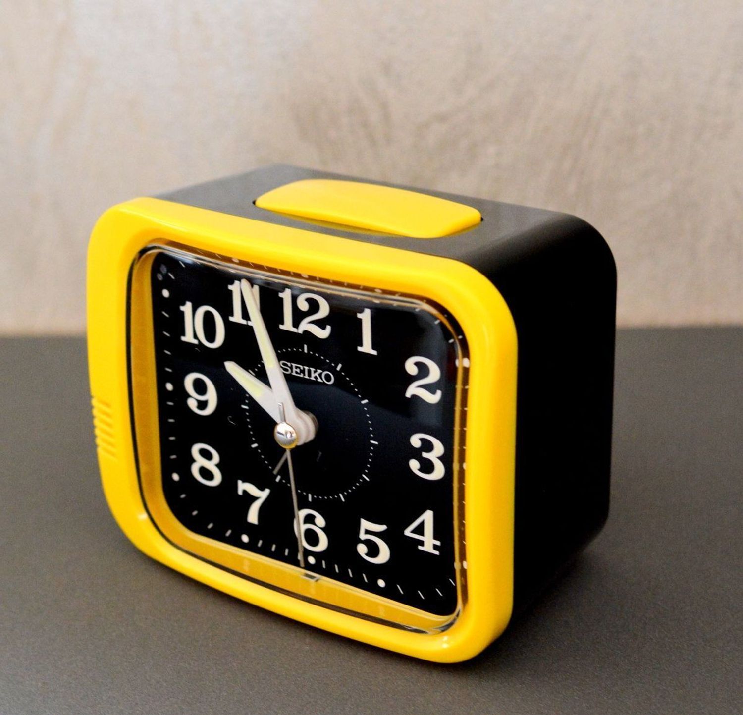 Budzik SEIKO klasyczny z mechanicznym dzwonkiem żółty QHK058Y.jpg