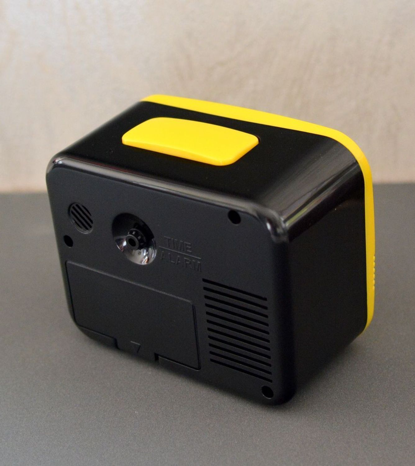 Budzik SEIKO klasyczny z mechanicznym dzwonkiem żółty QHK058Y.jpg